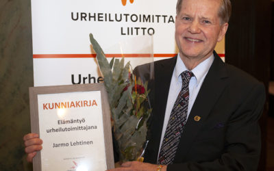 Urheilutoimittajain Liitto antoi Elämäntyö urheilutoimittajana -tunnustuksen Jarmo Lehtiselle