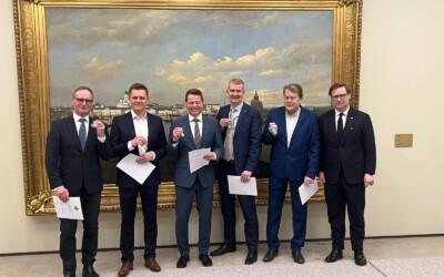 Urheilutoimittajia palkittiin OKM:n ansiomerkeillä
